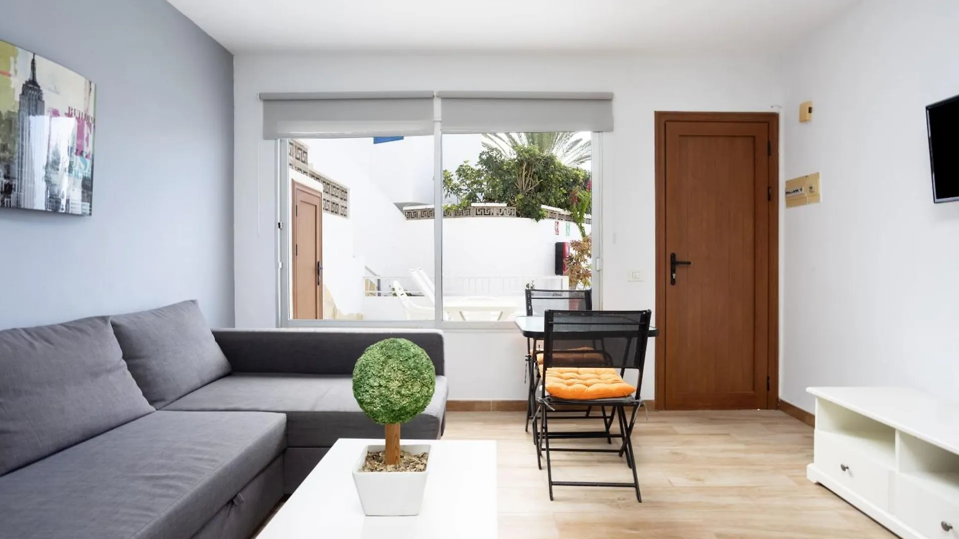 Black Tip Apartment With Terrace location